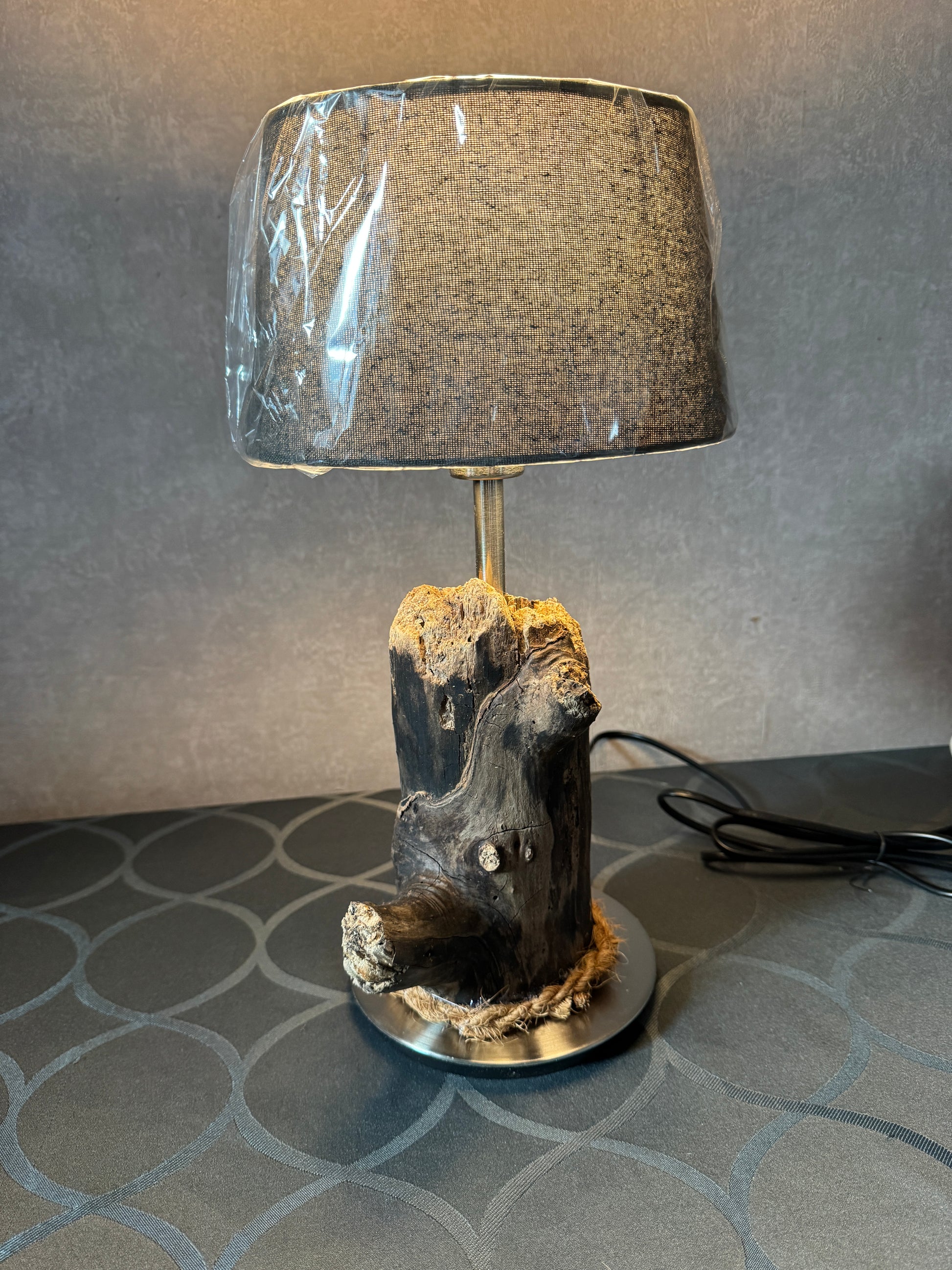 Treibholz Tischlampe im rustikalen Küstenstil – Rückansicht