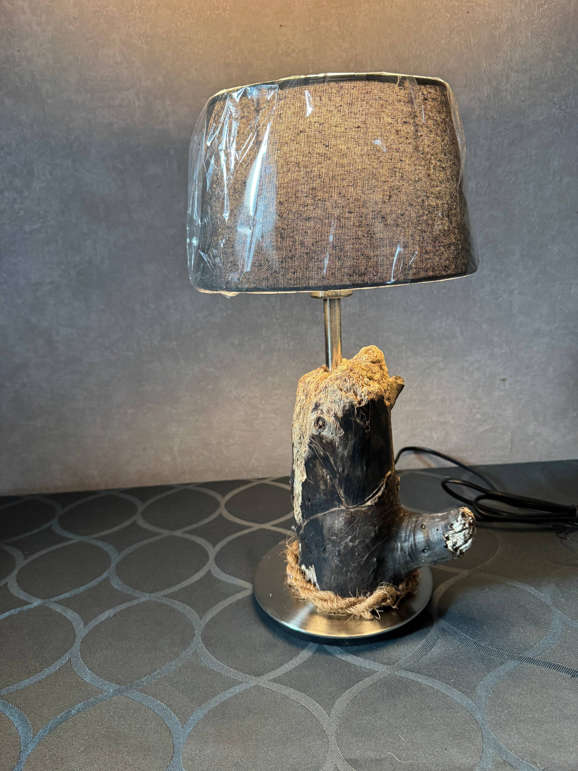 Maritime Tischlampe aus naturbelassenem Nordsee-Treibholz – Seitenansicht