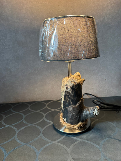 Maritime Tischlampe aus naturbelassenem Nordsee-Treibholz – Seitenansicht