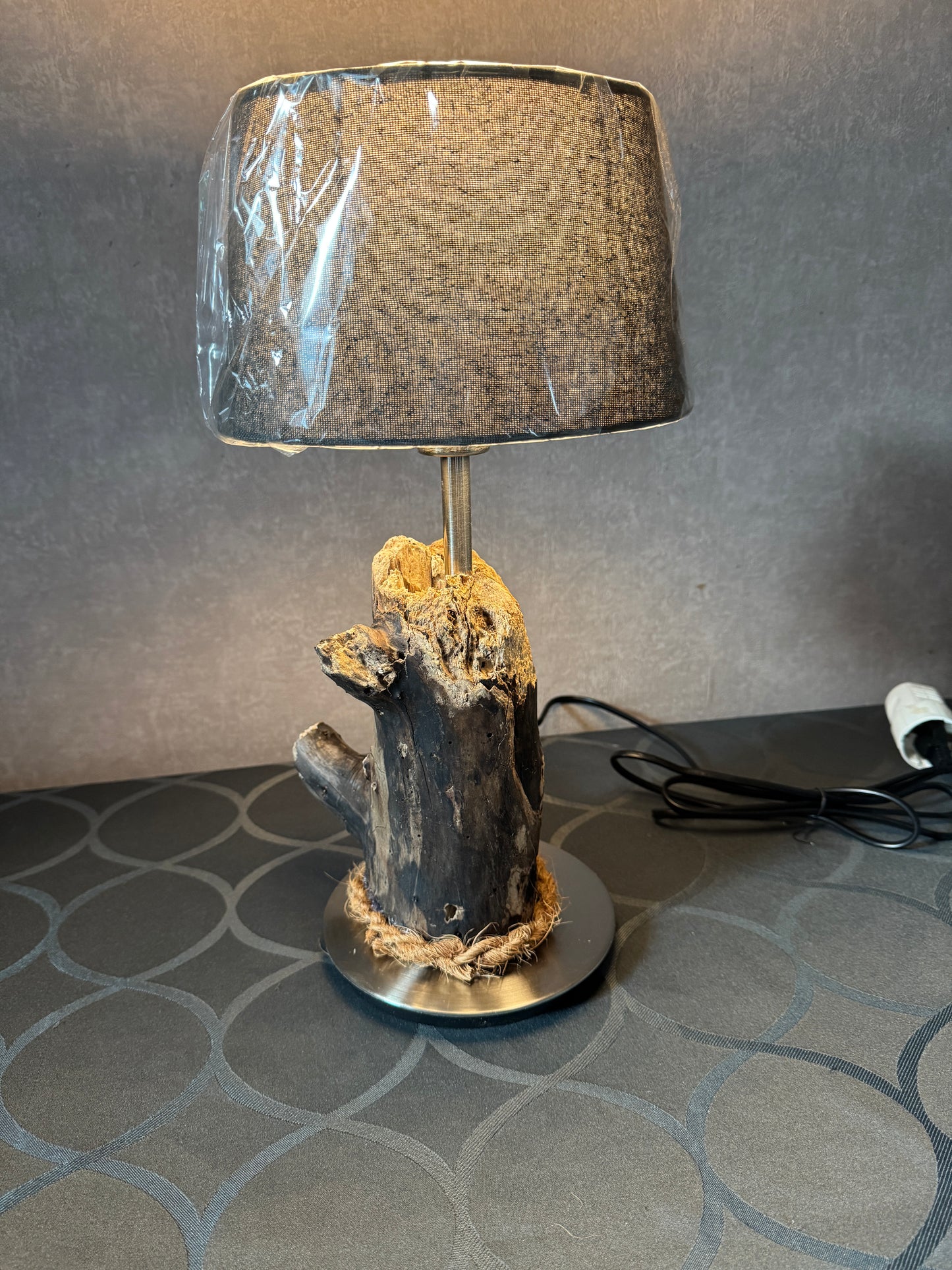 Rustikale Treibholzlampe mit E14-Fassung im maritimen Wohnstil