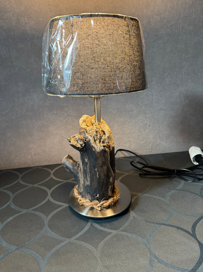 Rustikale Treibholzlampe mit E14-Fassung im maritimen Wohnstil