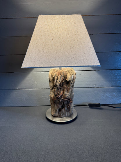 Treibholzlampe eckig Beige mit Lampenschirm eingeschaltet