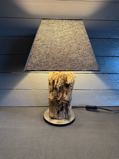Treibholzlampe mit eckigem Lampenschirm Grau eingeschaltet