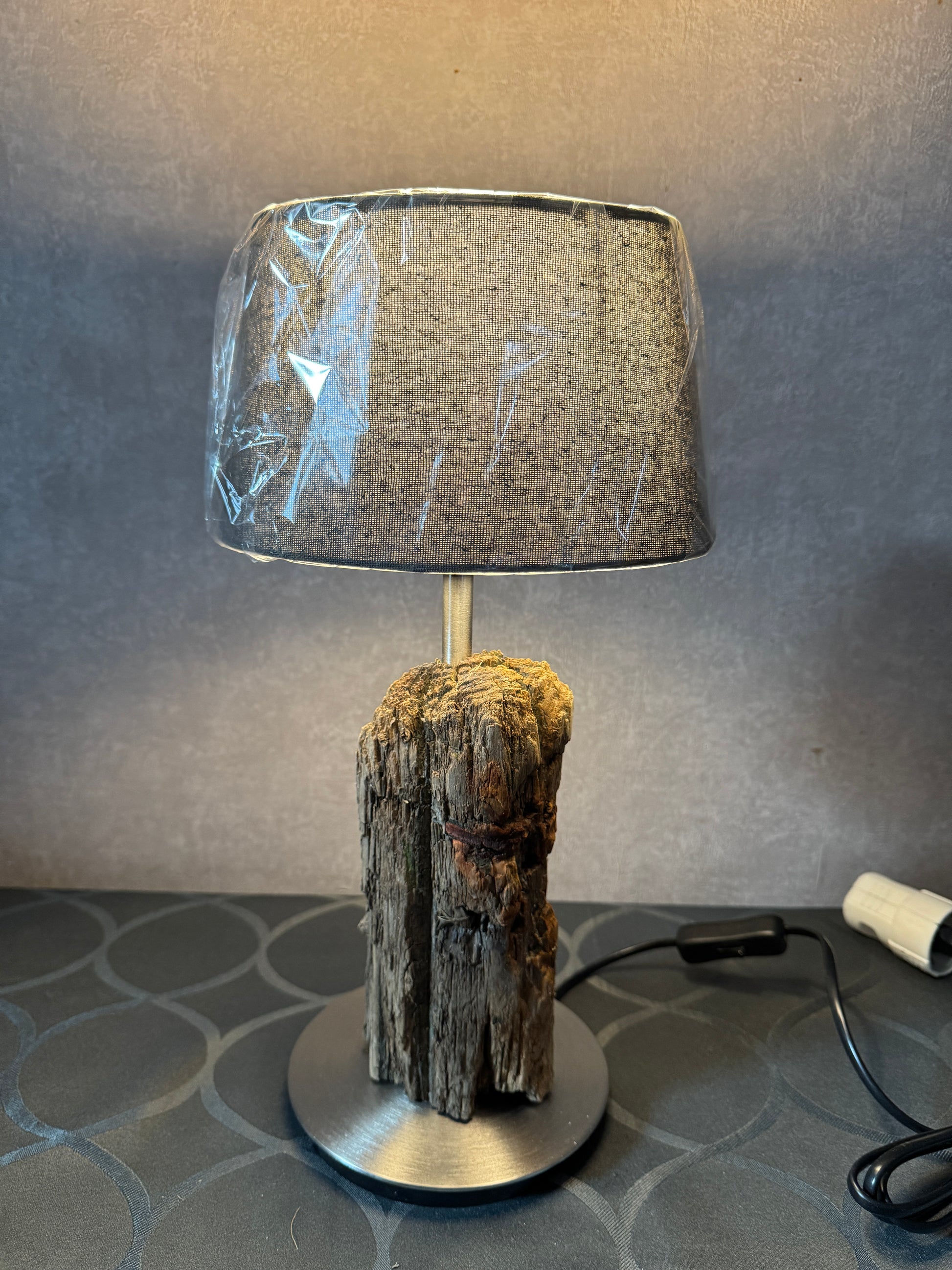 Maritime Treibholzlampe aus Nordseeholz beim Eidersperrwerk – Frontansicht