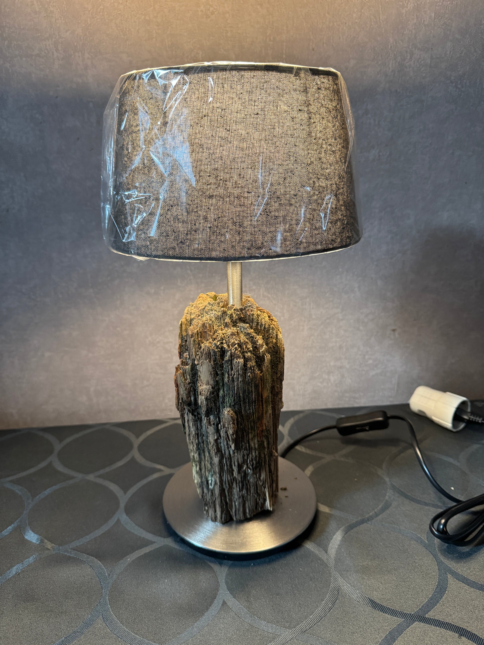 Maritime Tischlampe aus naturbelassenem Nordsee-Treibholz – Seitenansicht