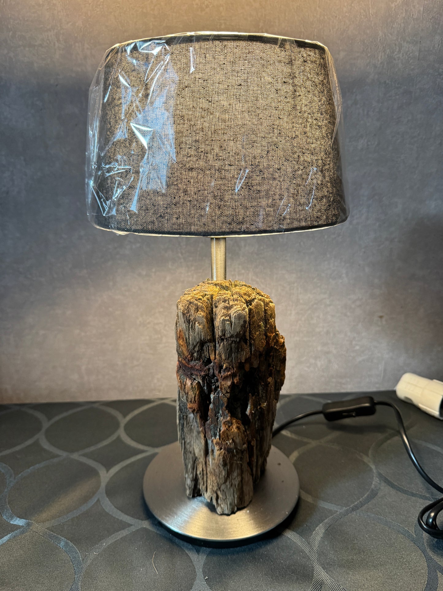 Rustikale Treibholzlampe mit E14-Fassung im maritimen Wohnstil