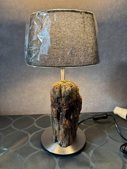 Rustikale Treibholzlampe mit E14-Fassung im maritimen Wohnstil