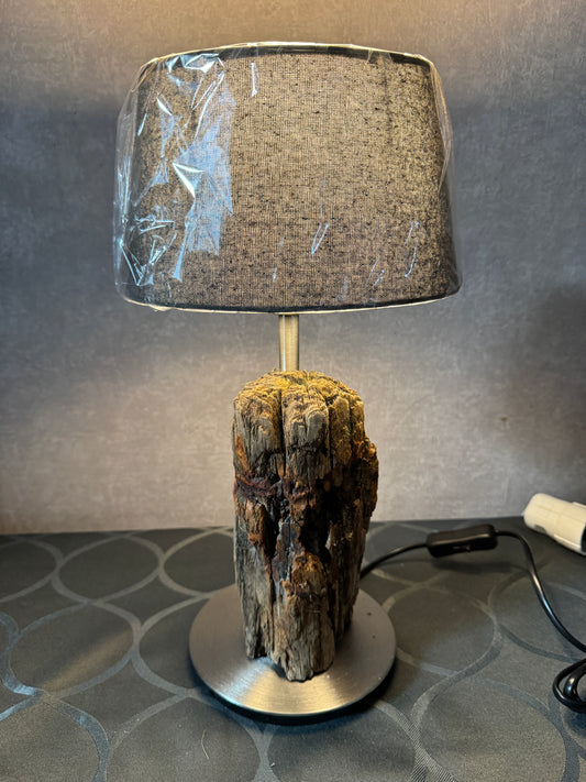 Rustikale Treibholzlampe mit E14-Fassung im maritimen Wohnstil