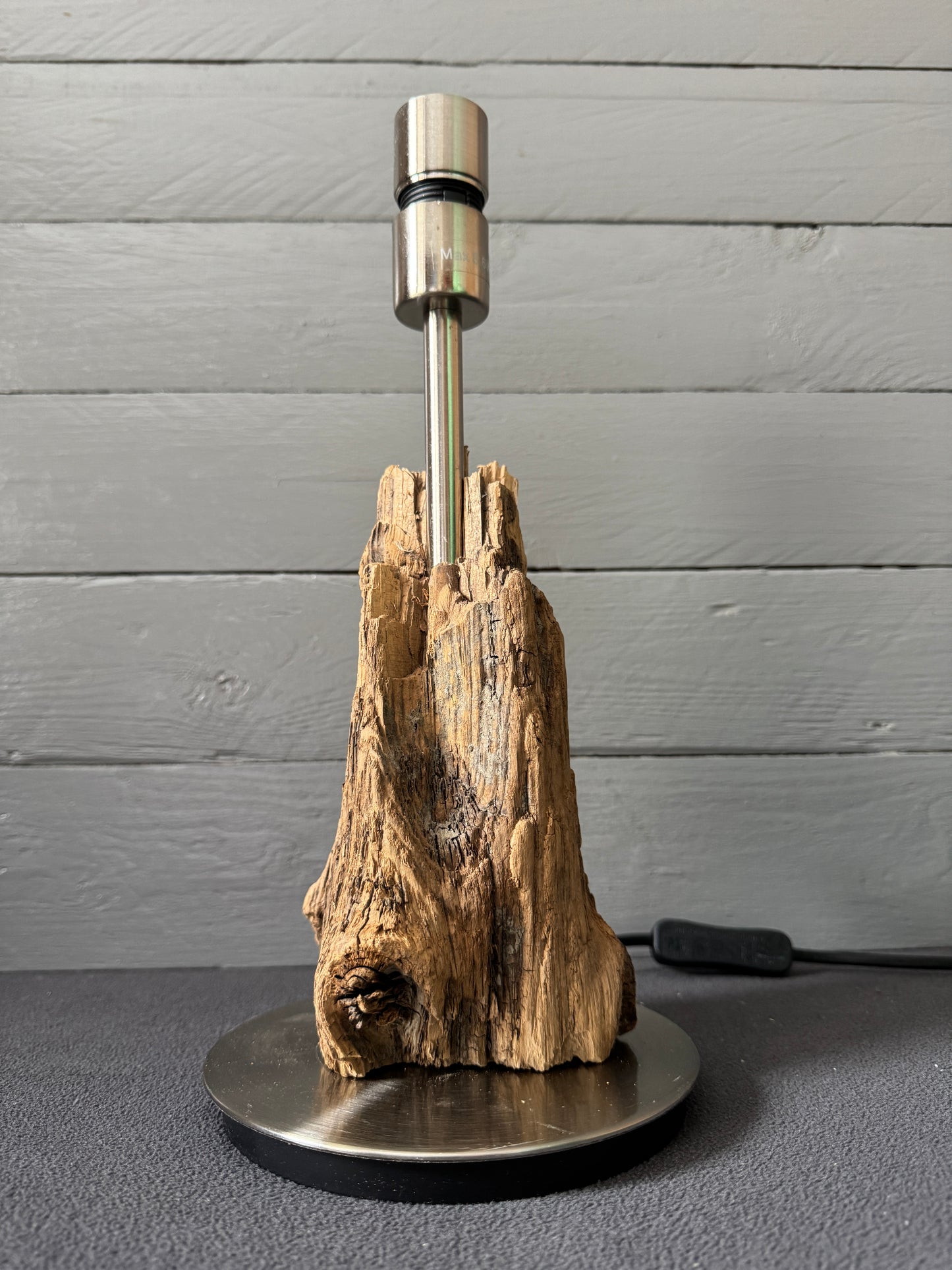 Detailaufnahme der natürlichen Maserung des Nordsee-Treibholzes aus Eiderstedt