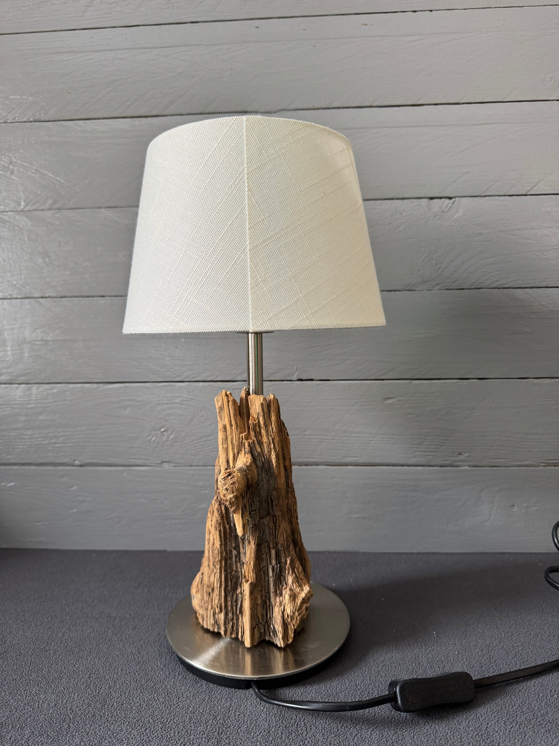 Treibholz Tischlampe im rustikalen Küstenstil – Rückansicht