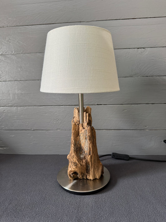 Maritime Tischlampe aus naturbelassenem Nordsee-Treibholz – Seitenansicht