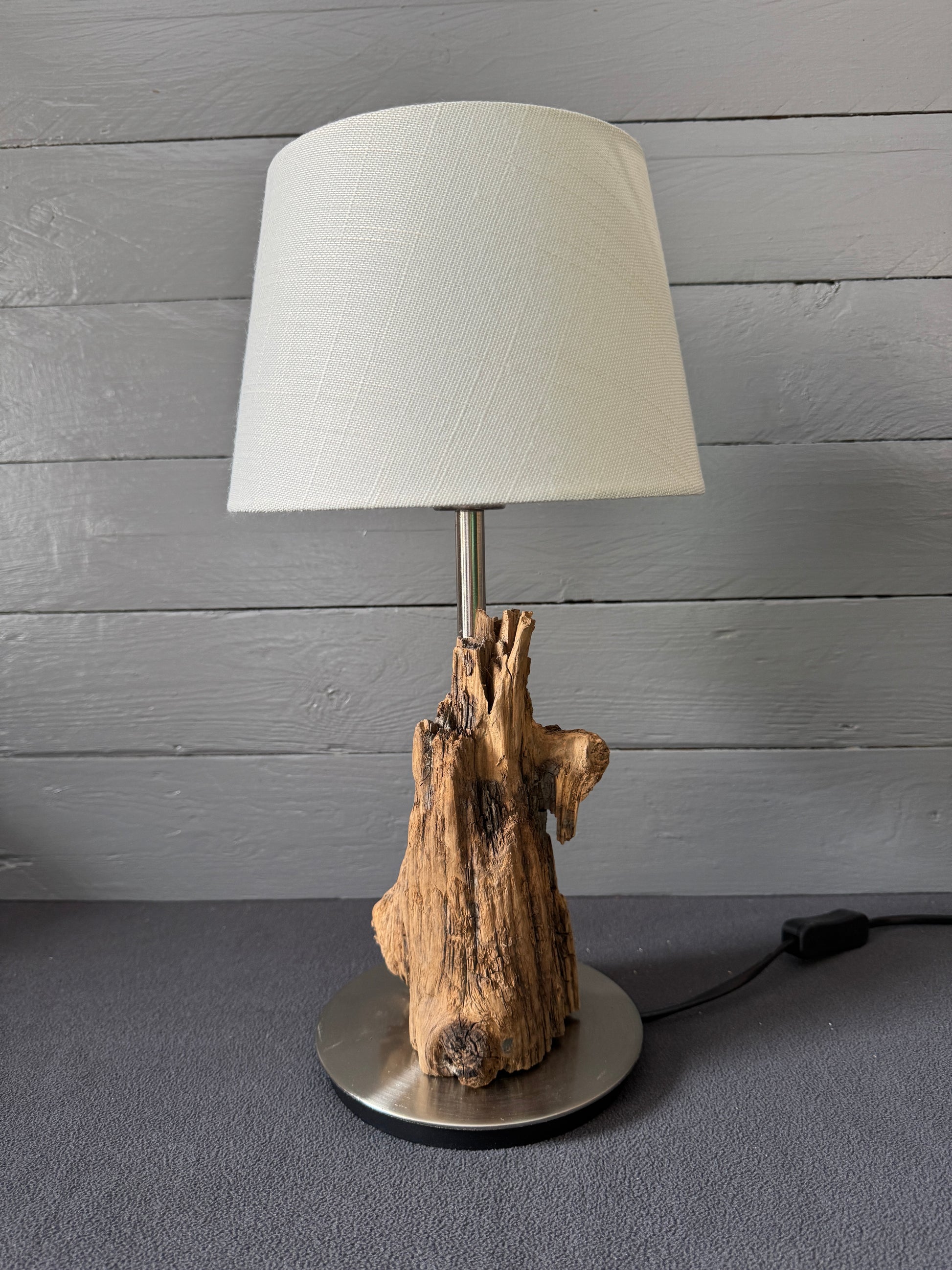 Rustikale Treibholzlampe mit E14-Fassung im maritimen Wohnstil