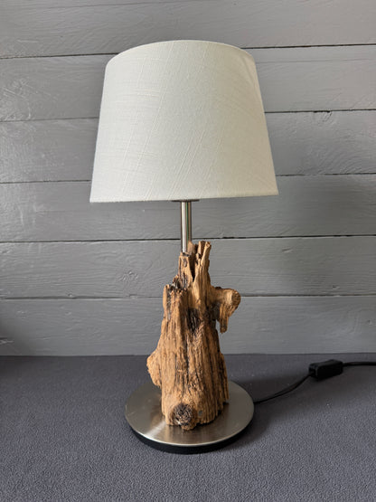 Rustikale Treibholzlampe mit E14-Fassung im maritimen Wohnstil