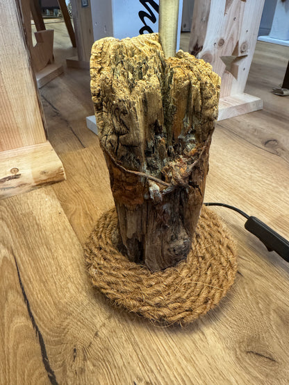 Detailaufnahme der von Wind und Wellen geformten Holzstruktur des Nordsee-Treibholzes