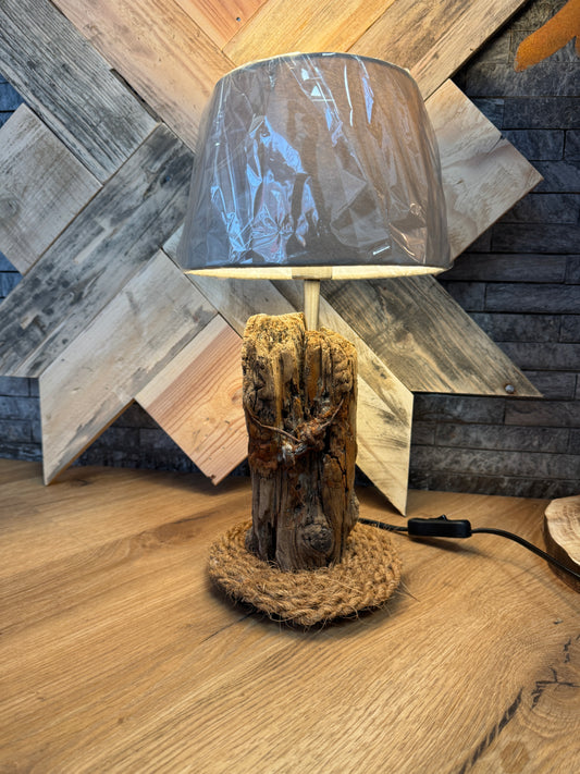 Maritime Treibholzlampe aus Nordseeholz mit Sisal-Detail – Frontansicht