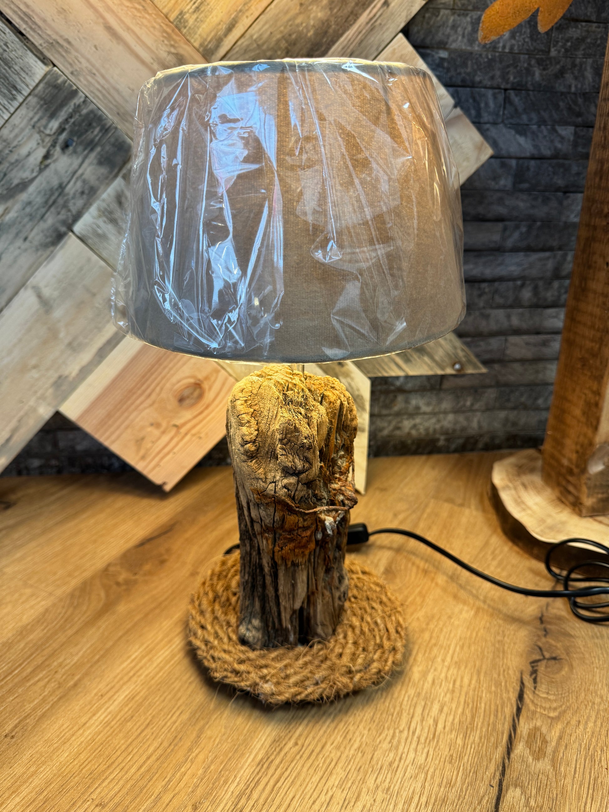 Rustikale Treibholzlampe mit Sisalband und E14-Fassung