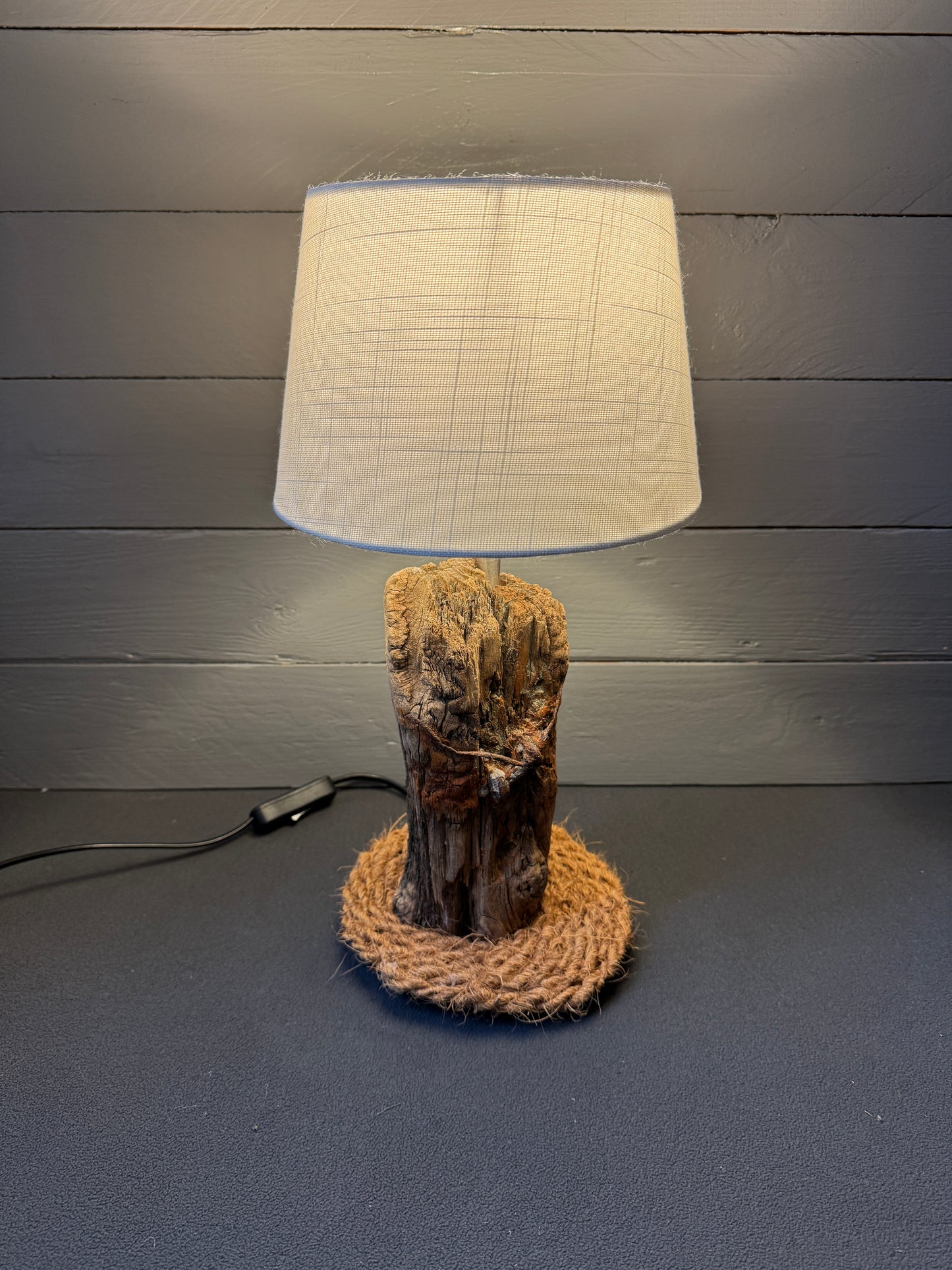 Treibholzlampe mit weißem Lampenschirm im maritimen Wohnstil