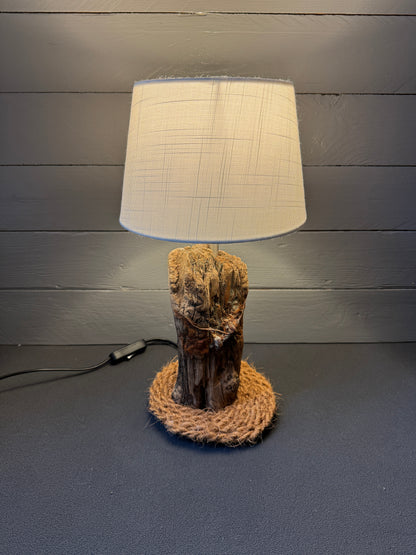 Treibholzlampe mit weißem Lampenschirm im maritimen Wohnstil