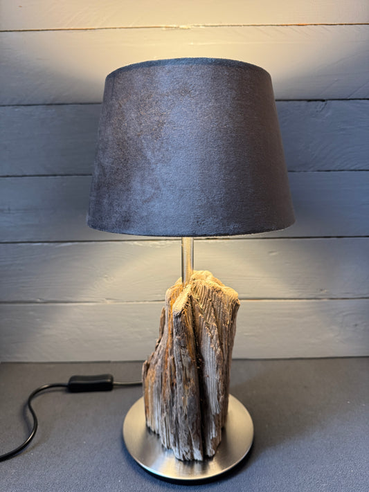 Maritime Treibholzlampe aus Nordseeholz als Tischlampe – Frontansicht