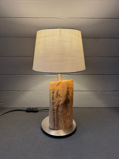 Maritime Tischlampe aus naturbelassenem Nordsee-Treibholz – Seitenansicht