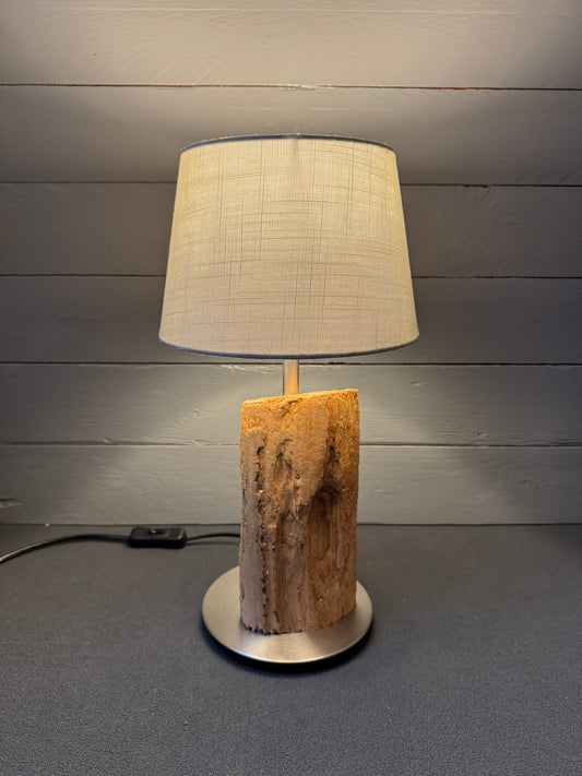 Maritime Tischlampe aus naturbelassenem Nordsee-Treibholz – Seitenansicht