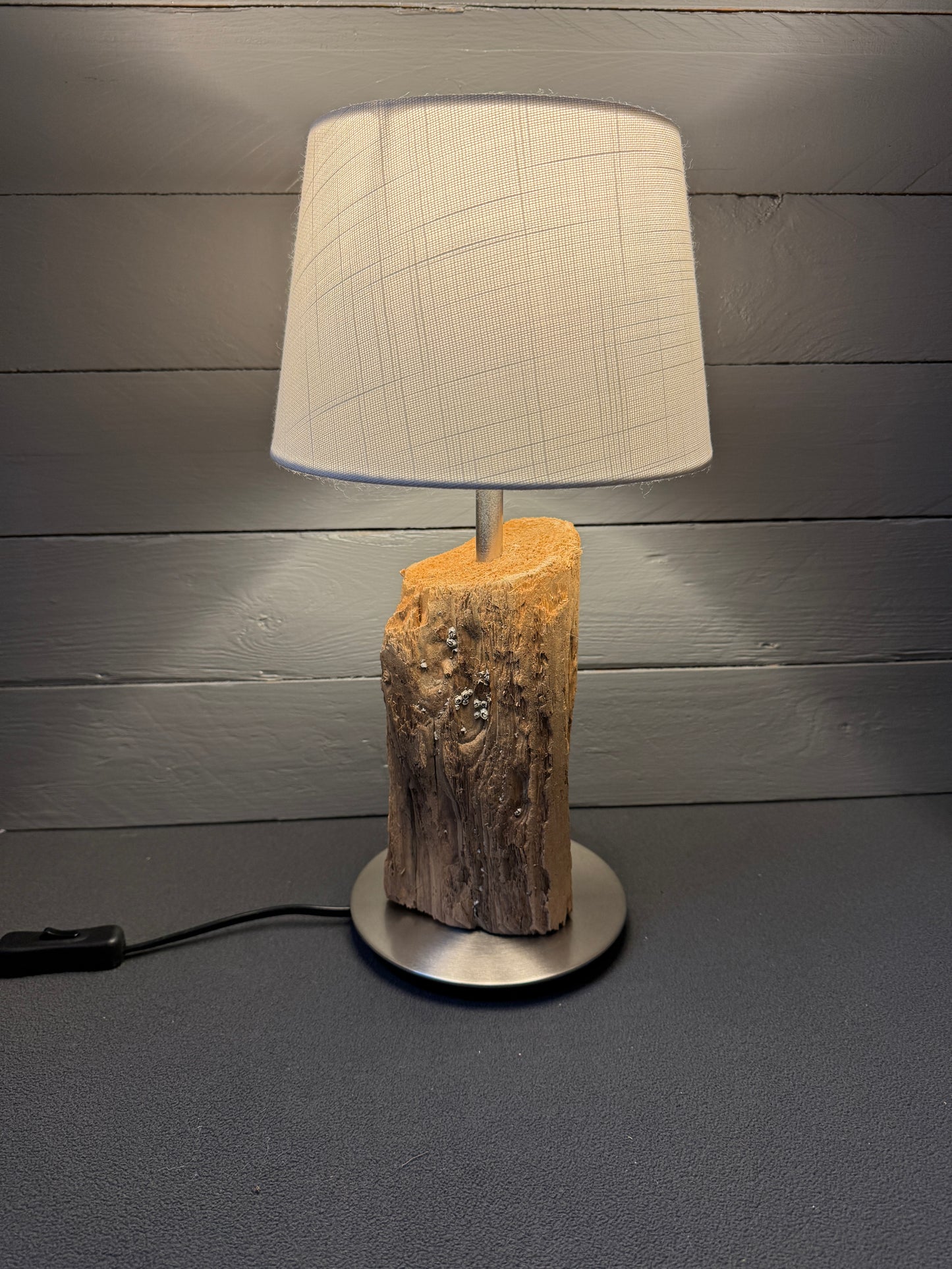 Rustikale Treibholzlampe mit E14-Fassung im maritimen Wohnstil