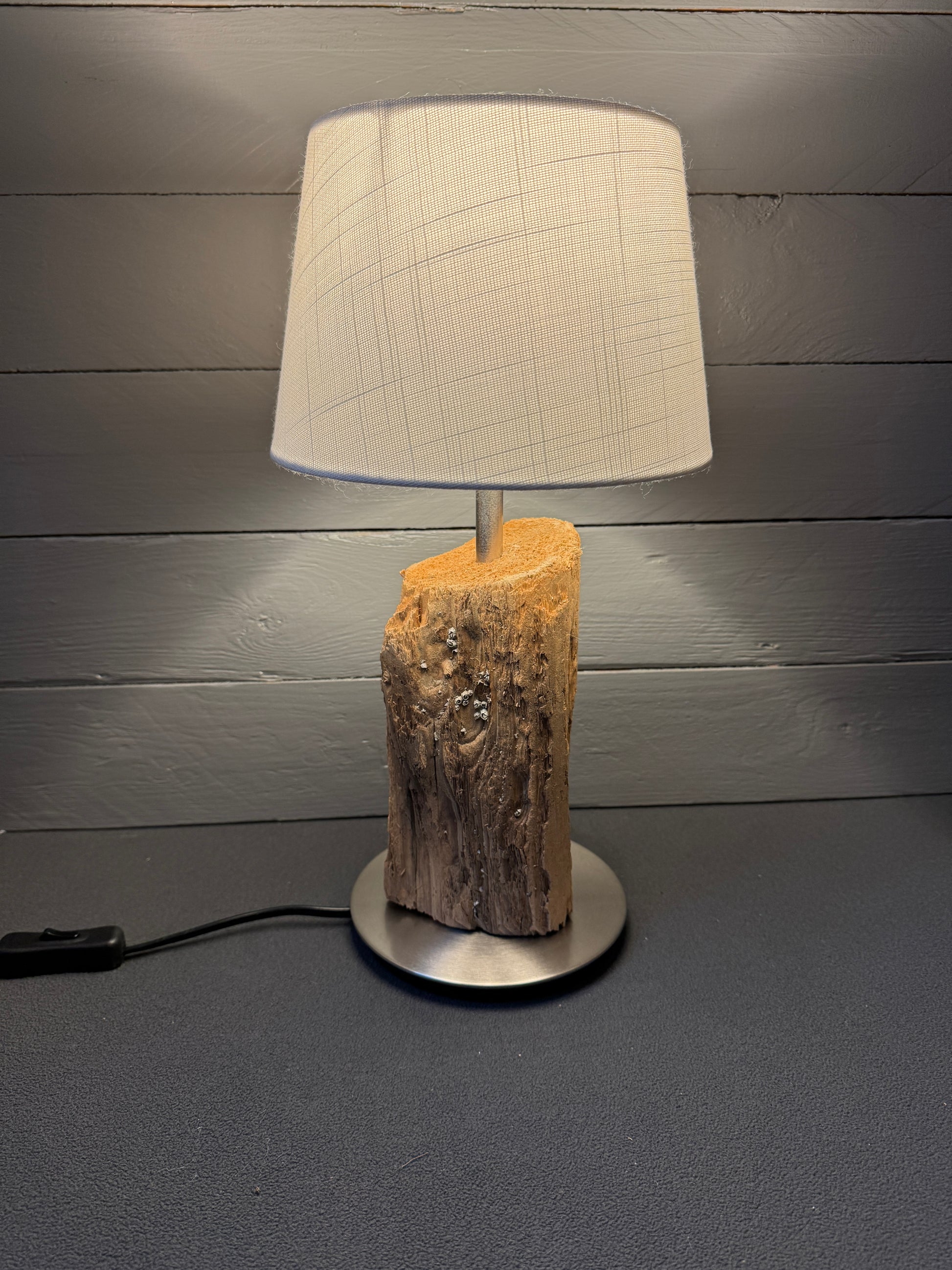 Rustikale Treibholzlampe mit E14-Fassung im maritimen Wohnstil
