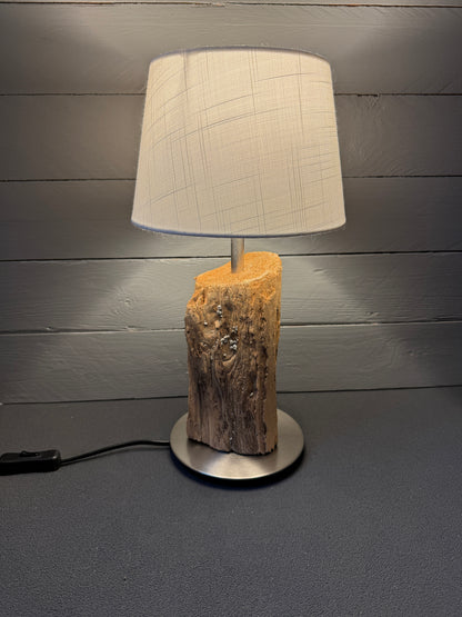 Rustikale Treibholzlampe mit E14-Fassung im maritimen Wohnstil