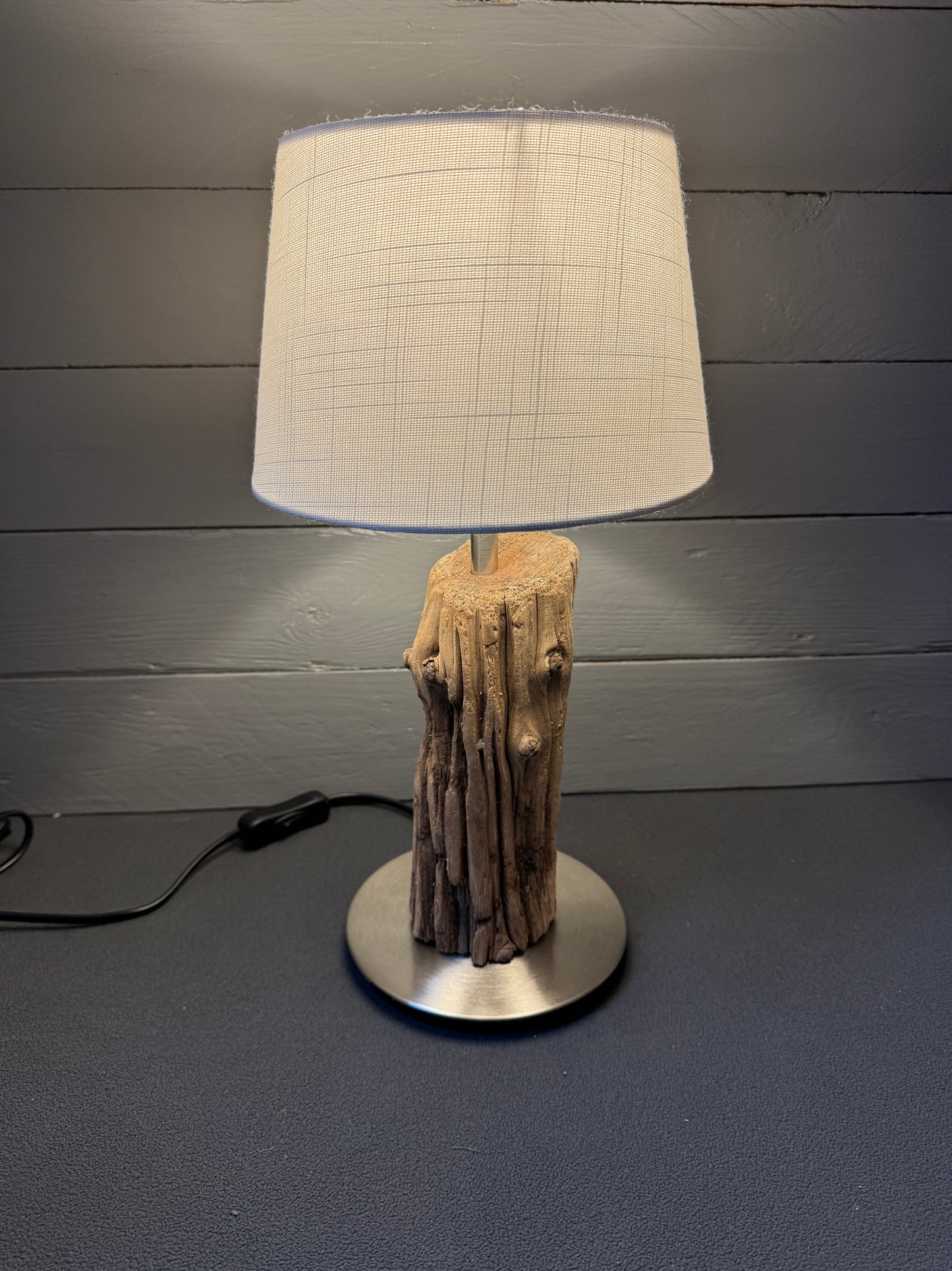 Maritime Treibholzlampe aus Nordseeholz mit silbernem Fuß – Frontansicht