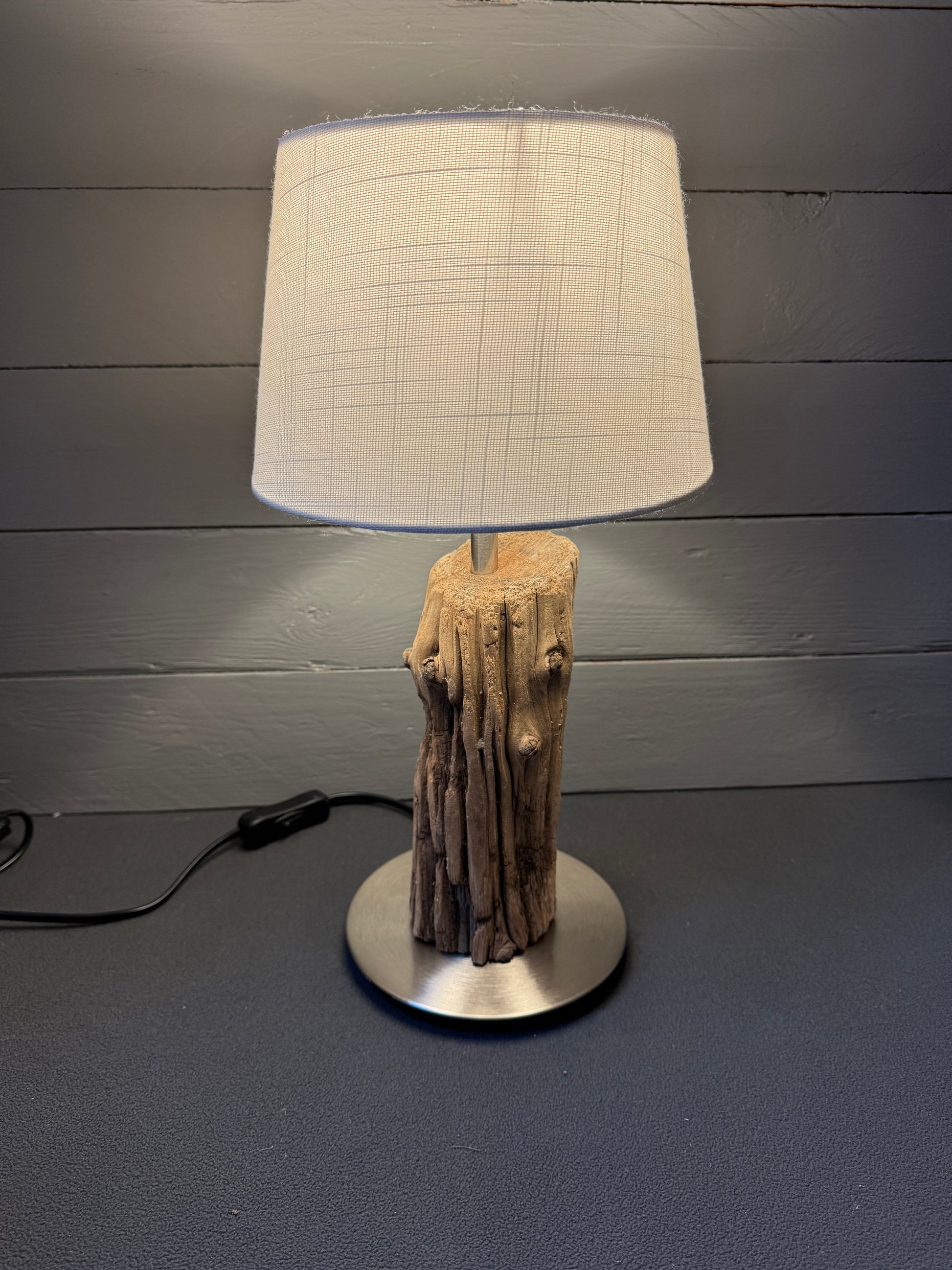 Maritime Treibholzlampe aus Nordseeholz mit silbernem Fuß – Frontansicht