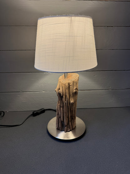 Maritime Treibholzlampe aus Nordseeholz mit silbernem Fuß – Frontansicht
