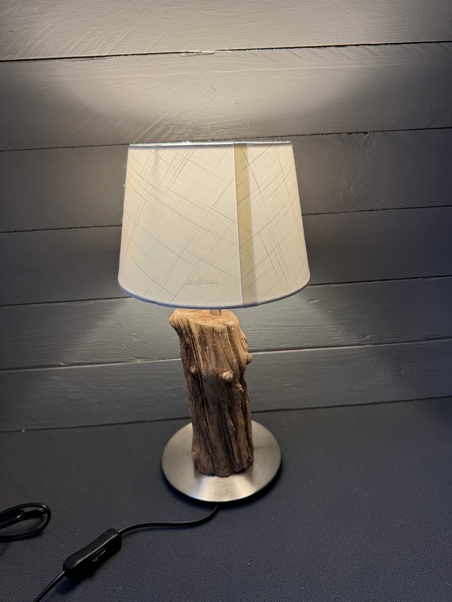 Treibholz Tischlampe aus Nordseeholz im rustikal-modernen Stil – Rückansicht