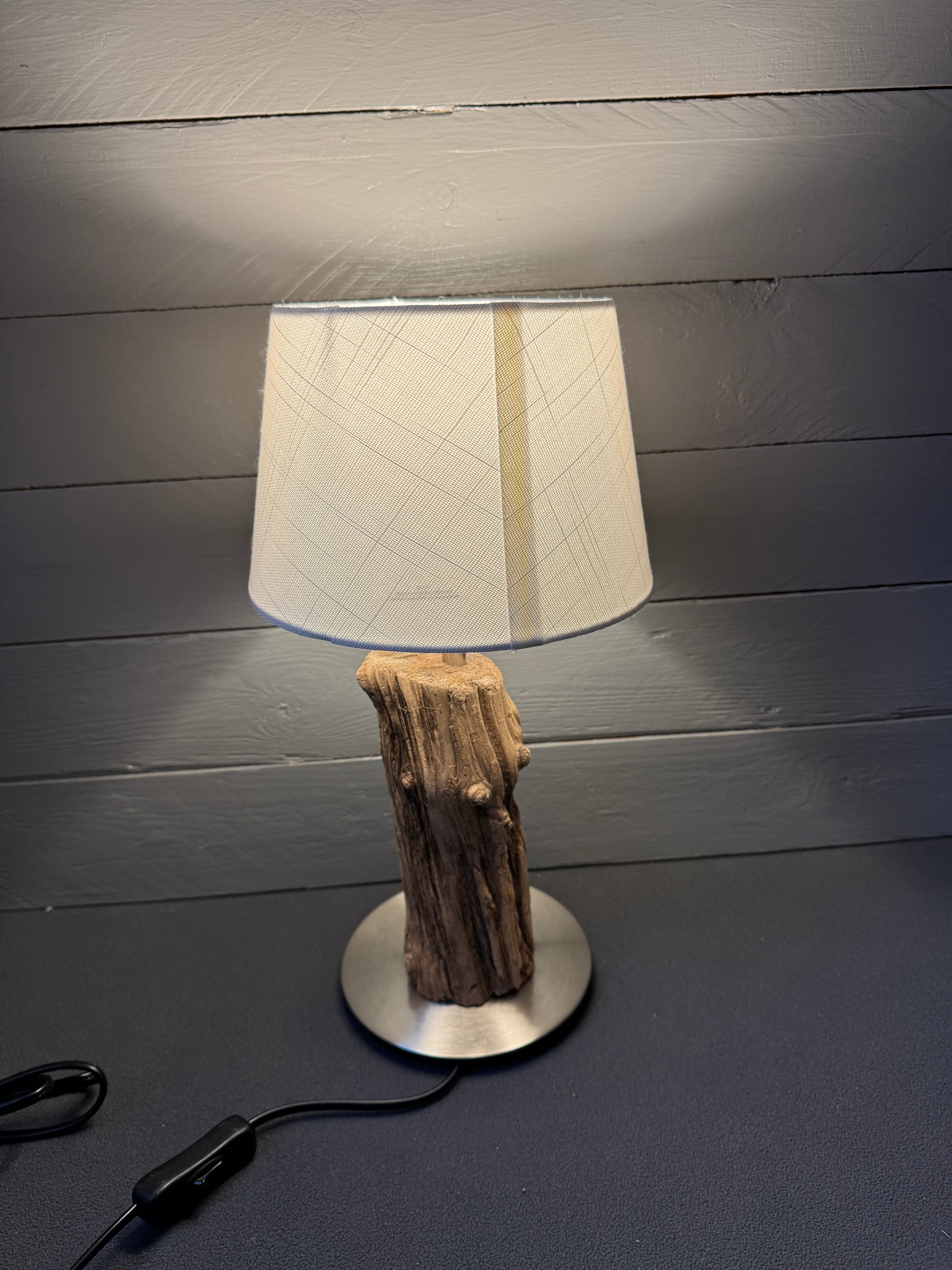 Treibholz Tischlampe aus Nordseeholz im rustikal-modernen Stil – Rückansicht