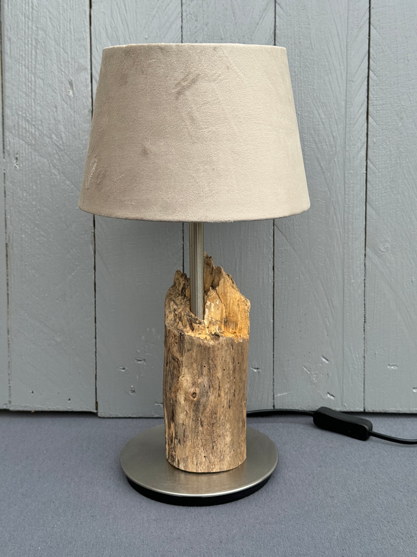 Maritime Tischlampe aus naturbelassenem Nordsee-Treibholz