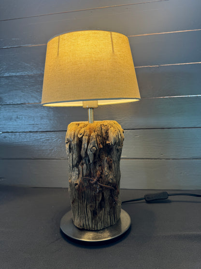 Treibholzlampe oval Beige mit warmem Licht eingeschaltet