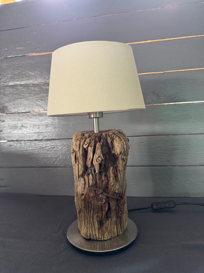 Treibholzlampe oval Beige mit Lampenschirm ausgeschaltet