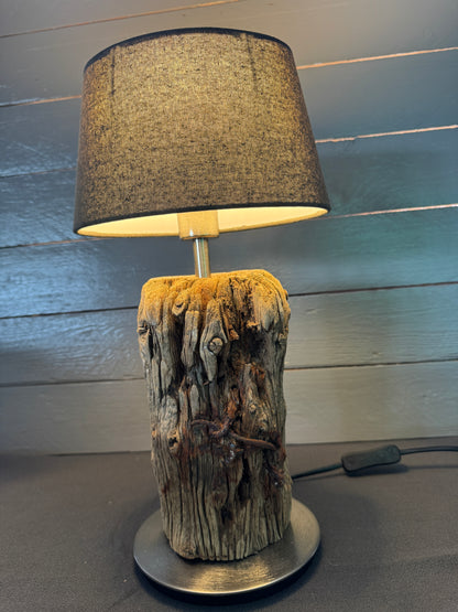 Treibholzlampe oval Grau mit warmem Licht eingeschaltet