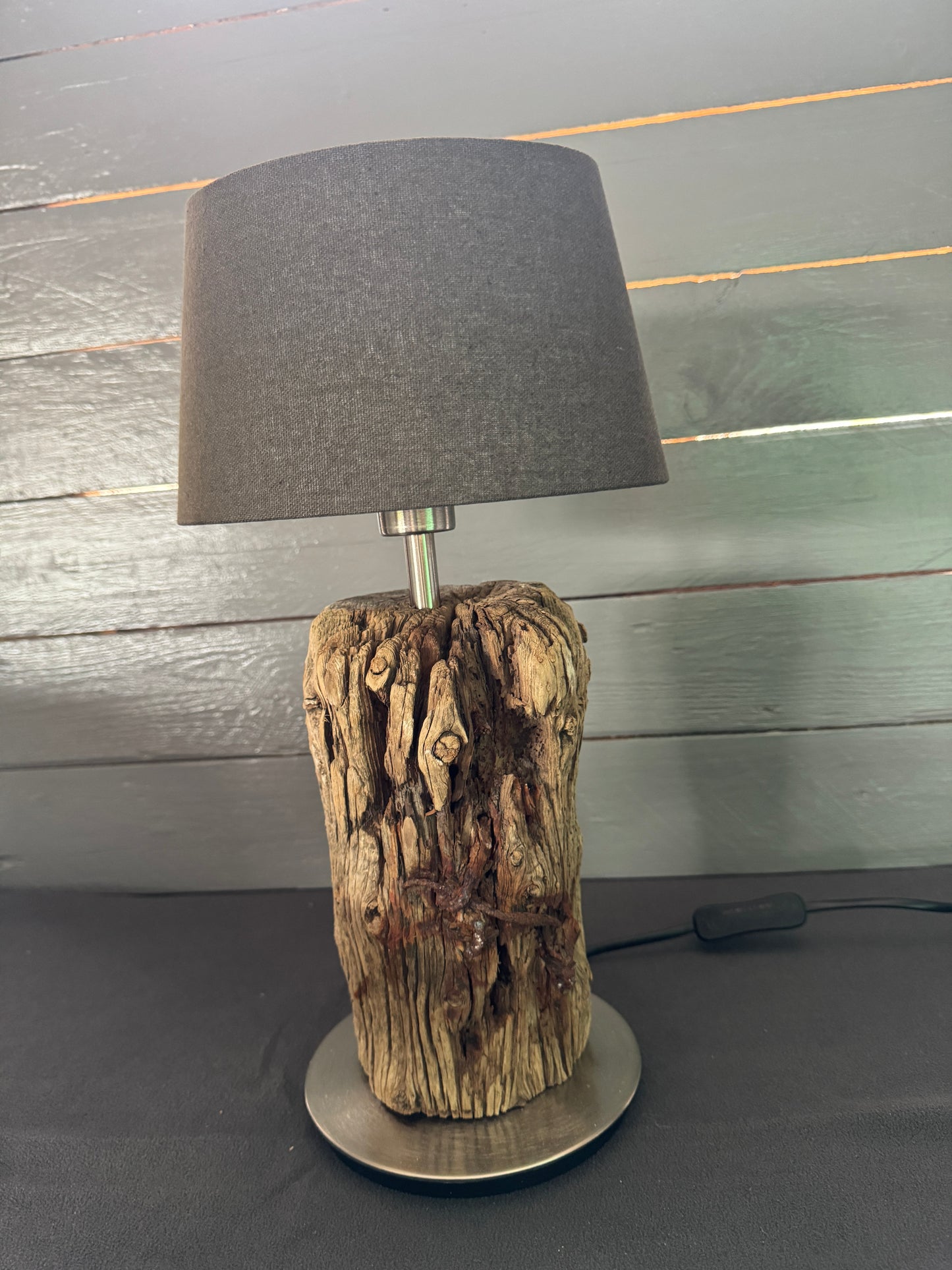 Treibholzlampe oval Grau mit Lampenschirm ausgeschaltet