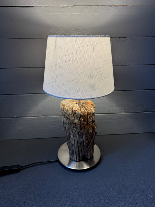 Maritime Tischlampe aus naturbelassenem Nordsee-Treibholz – Seitenansicht