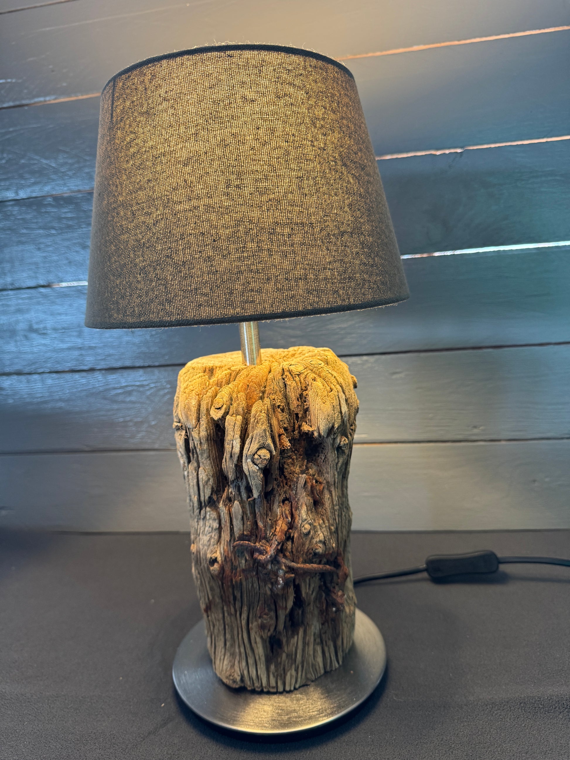Handgefertigte Lampe rund 20 cm Grau angeschaltet