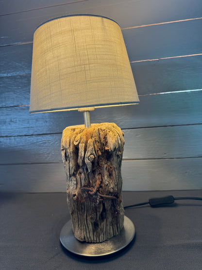 Treibholzlampe rund 20 cm Taupe mit warmem Licht eingeschaltet