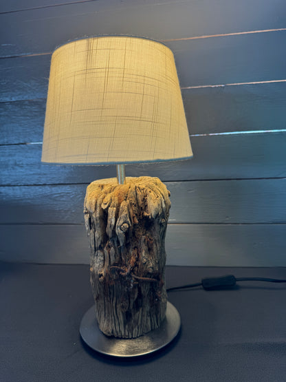Treibholzlampe rund 20 cm Weiß mit warmem Licht eingeschaltet