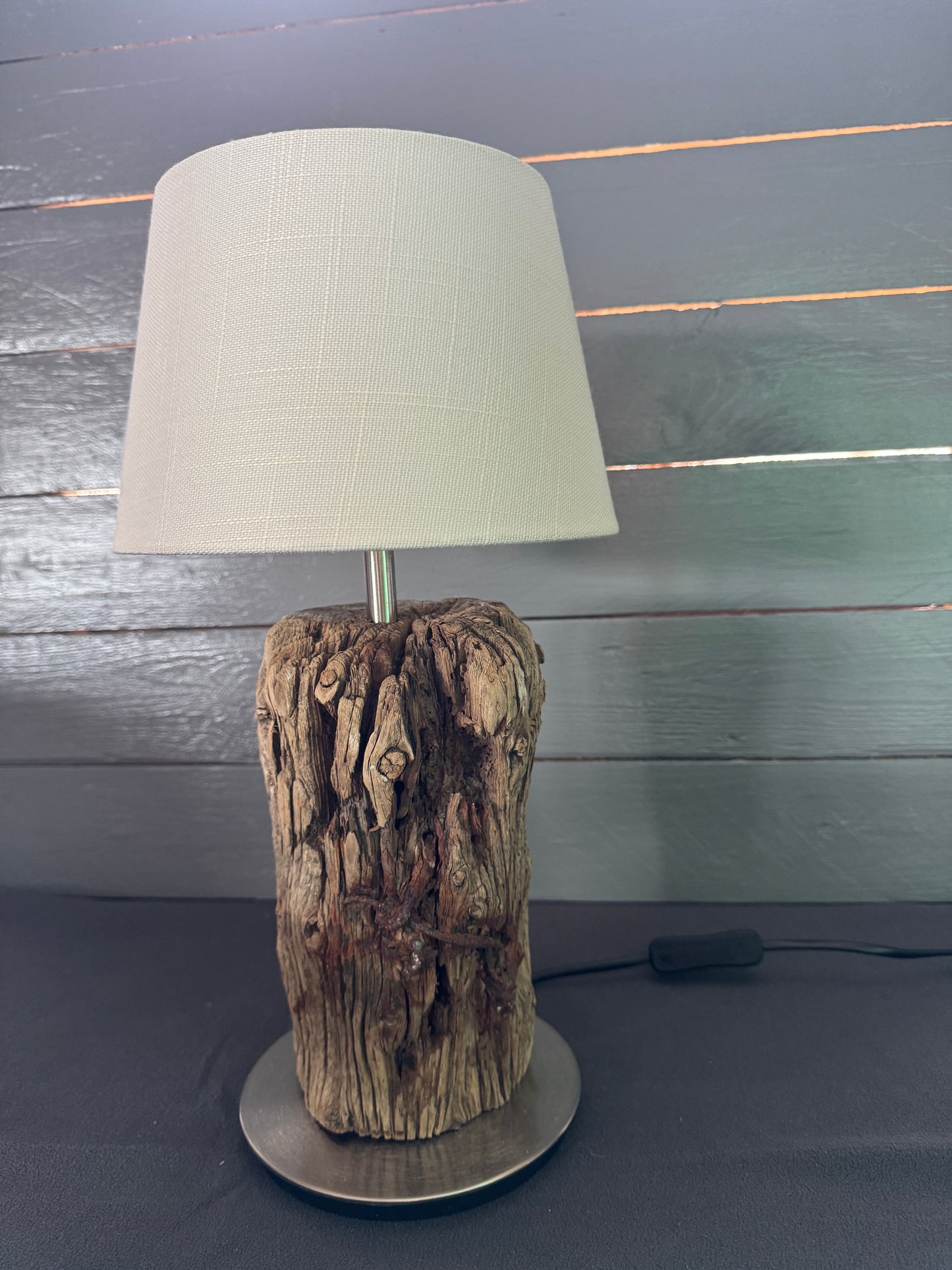 Treibholzlampe rund 20 cm Weiß mit Lampenschirm ausgeschaltet