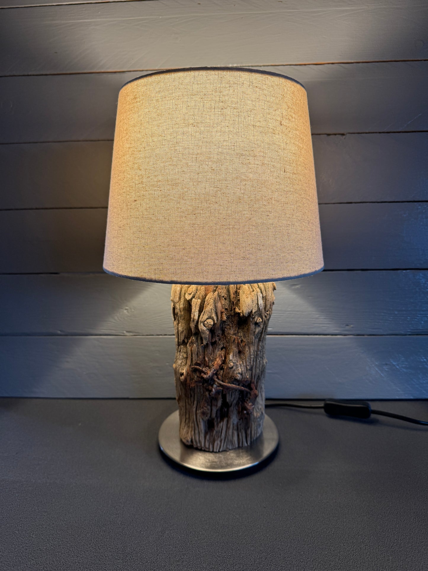 Treibholzlampe rund 24 cm Beige mit warmem Licht eingeschaltet