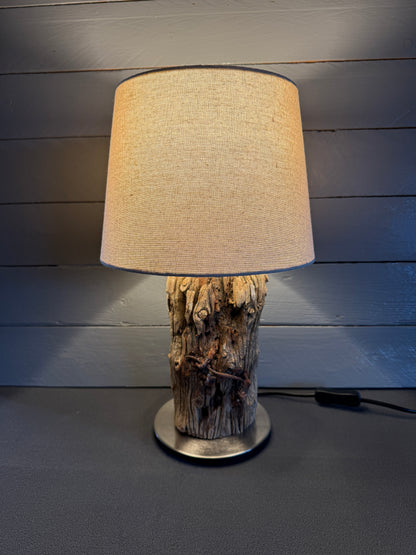 Treibholzlampe rund 24 cm Beige mit warmem Licht eingeschaltet
