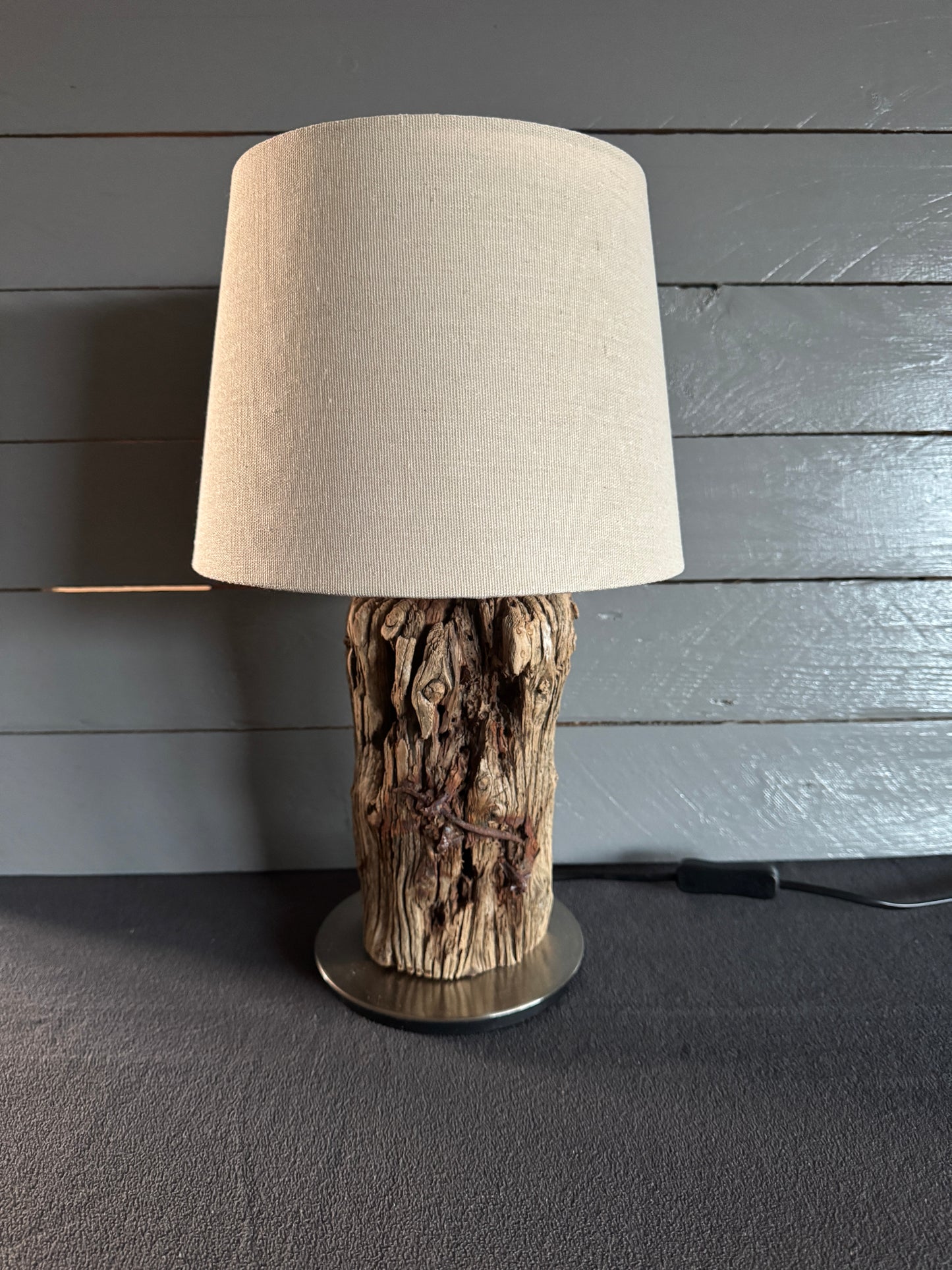 Treibholzlampe rund 24 cm Beige mit Lampenschirm ausgeschaltet