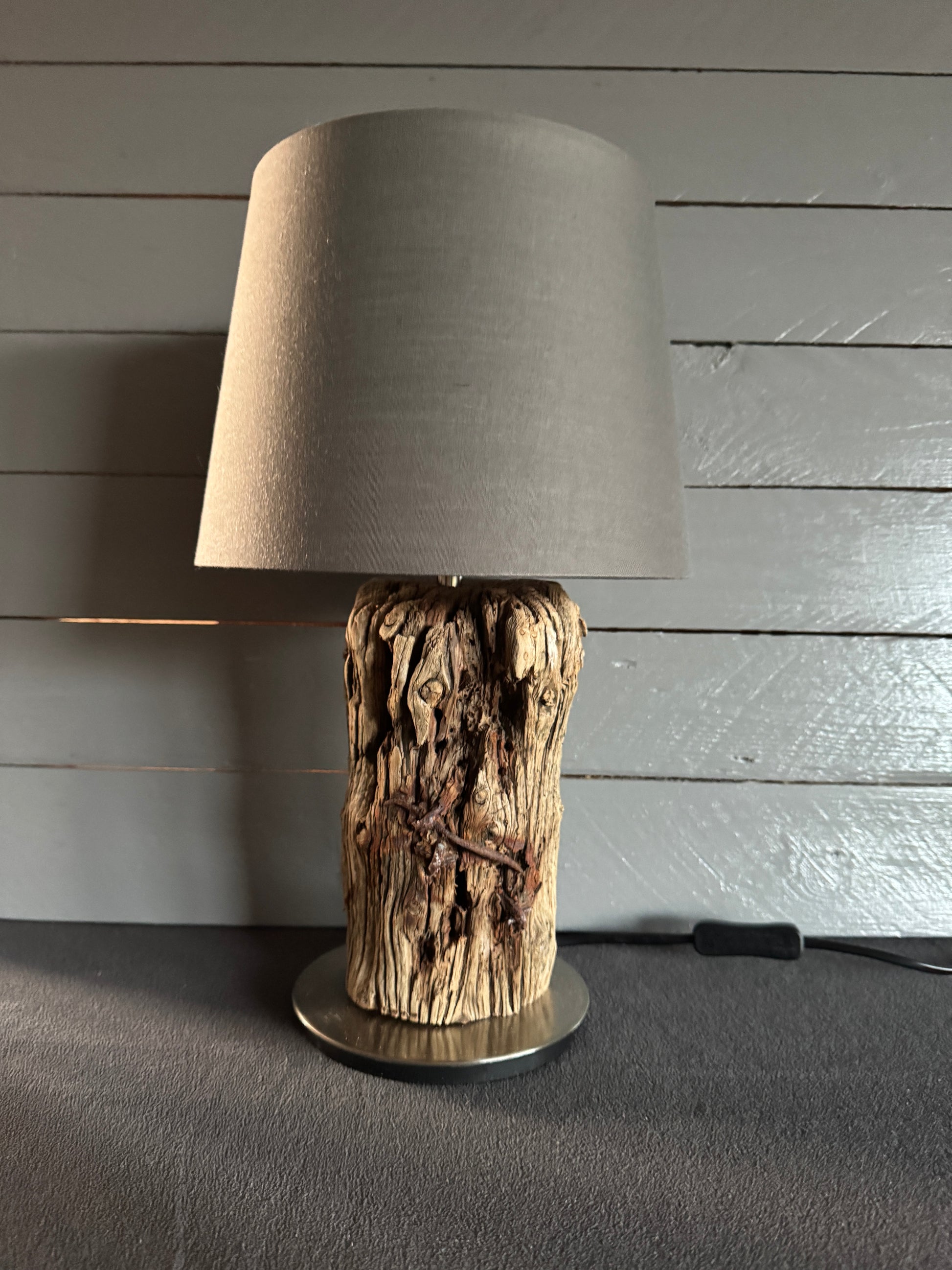 Treibholzlampe rund 24 cm Grau mit Lampenschirm ausgeschaltet