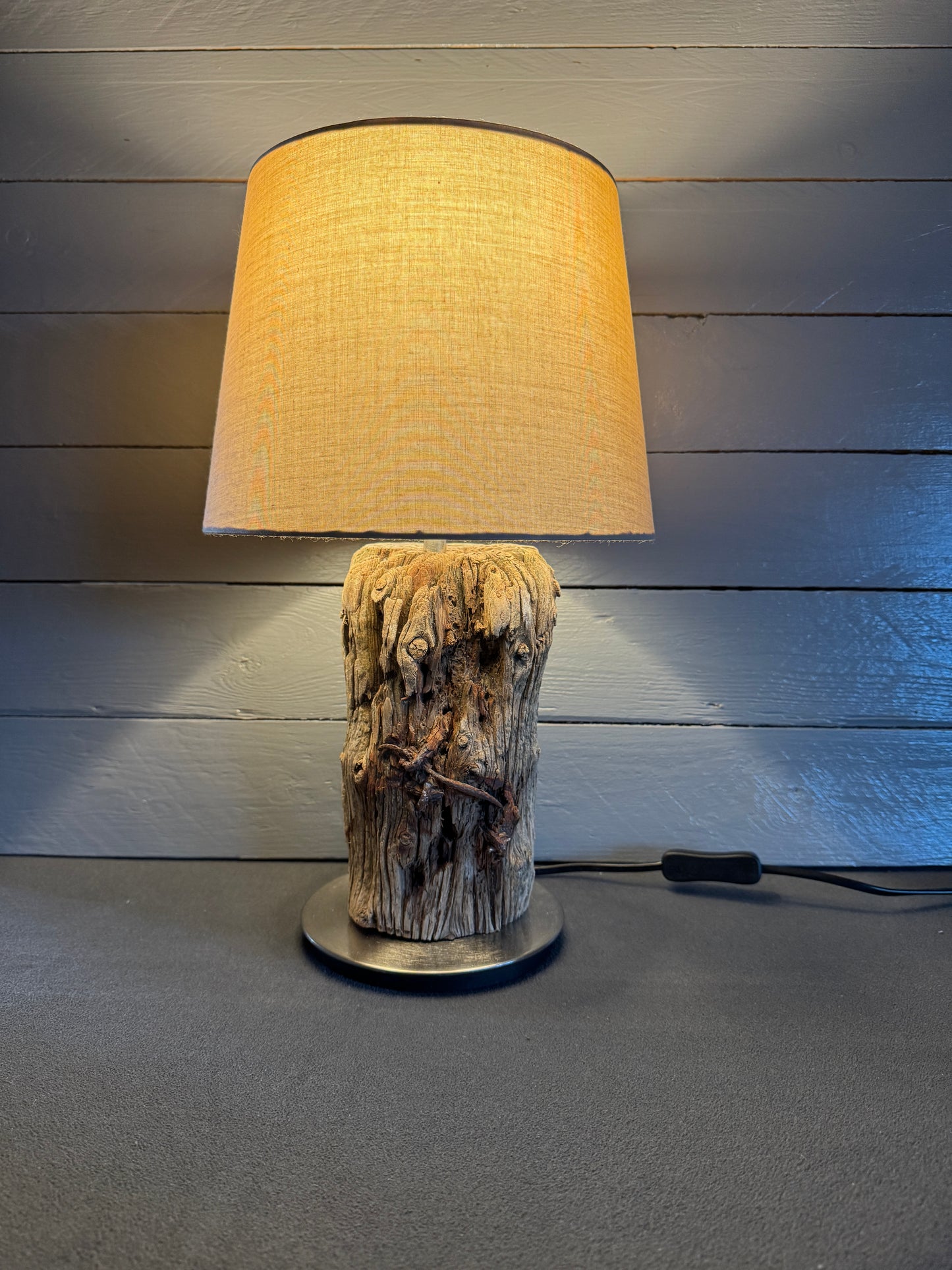 Handgefertigte Treibholzlampe rund 24 cm Taupe angeschaltet