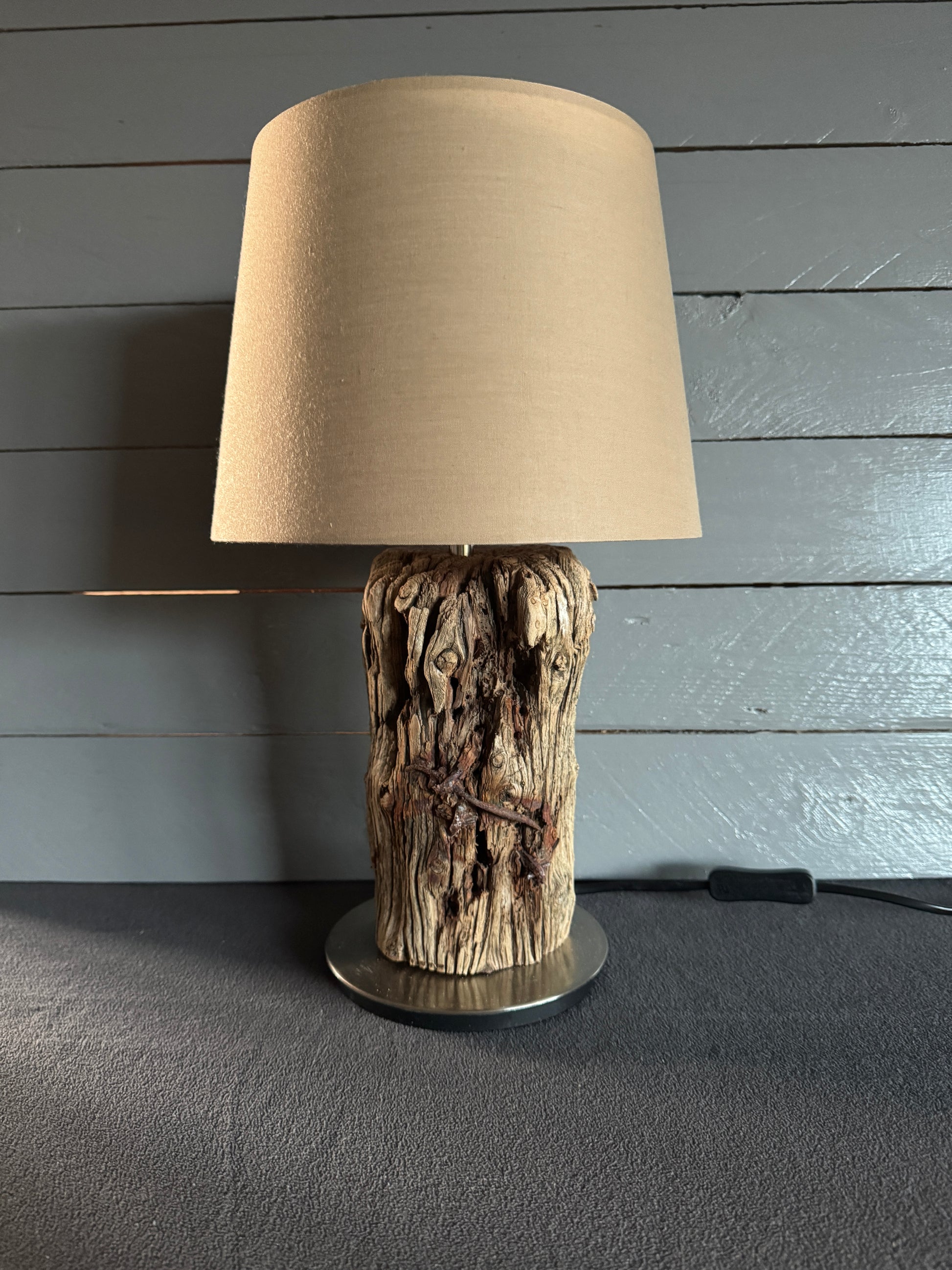 Treibholzlampe rund 24 cm Taupe mit Lampenschirm ausgeschaltet