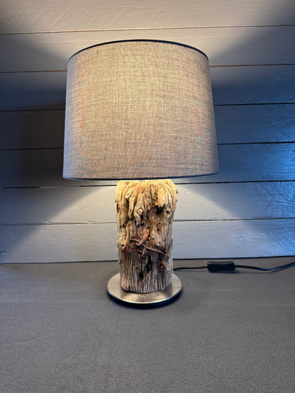 Treibholzlampe rund 28 cm Dunkelgrau mit warmem Licht eingeschaltet